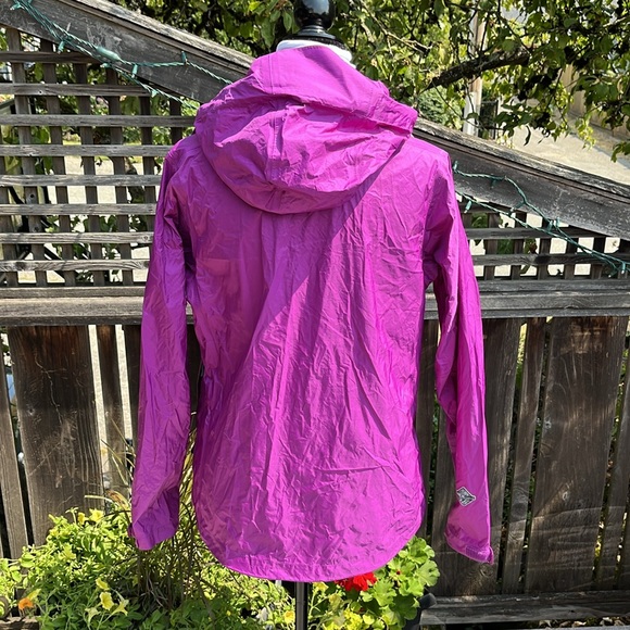 Stormtech Performance Rain and Windbreaker Jacket. Size Medium - Picture 10 of 16